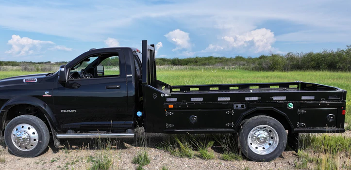 2025 Outlaw Skirted Flat bed 11'4 DRW (84 CA)